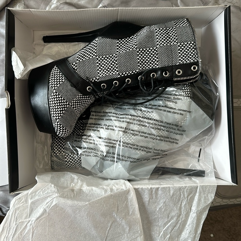Scene by Shoe Dazzle - BRAND NEW IN BOX - Lianza - Size 9